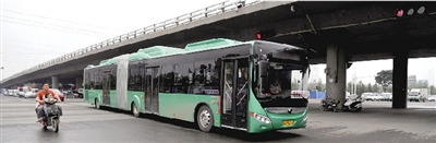 昨日上午，一輛B3快速公交測(cè)試車(chē)行駛在西三環(huán)的線路上。