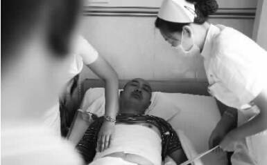 昨天，鄭州市第一人民醫(yī)院，被打傷的鄭州管城區(qū)執(zhí)法隊員唐建偉在接受治療。