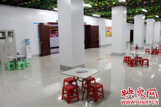 為了給市民納涼避暑創(chuàng)造舒適的環(huán)境，今年鄭州市人防辦加大了投入，對(duì)納涼點(diǎn)進(jìn)行了升級(jí)改造