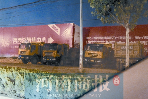 昨夜，記者發(fā)現(xiàn)一些工地外，渣土車們正在“休息”記者 鄧萬里/攝