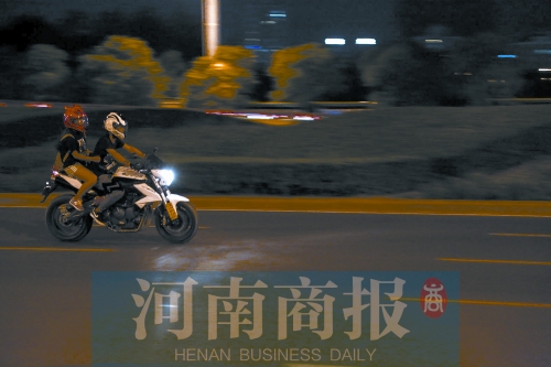 深夜，鄭東新區(qū)，不少人騎著摩托車呼嘯而過