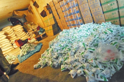 大袋的飼料添加劑氯化鈉經(jīng)過仿冒加工，就變成了小袋的食用碘鹽。