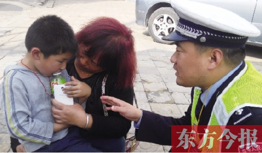 昨日，5歲的男孩獲救后，向民警講述被拐經(jīng)過(guò)。