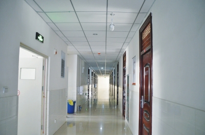 像這樣的攝像頭，宿舍樓里每層安裝了7個。