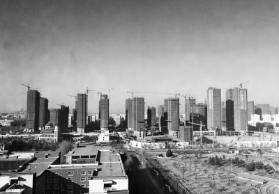 在鄭州市同一地點拍攝的照片，下為1月1日晴朗天氣，上為1月5日霧霾天氣。（拼接圖片）