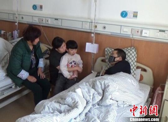 　一家4口在病房里團(tuán)聚過年。