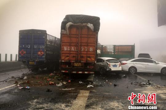 圖為21日，京港澳高速河南段21輛汽車發(fā)生連環(huán)相撞事故現(xiàn)場。　郭浩　攝