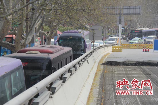 上下橋口圍擋處道路擁堵。