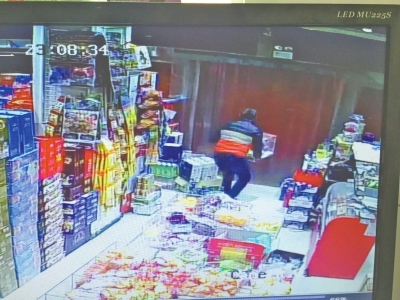 監(jiān)控中顯示，當(dāng)時(shí)竊賊抱起募捐箱就跑。