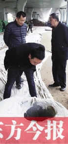 出事后，窨井僅被蓋上了一層布