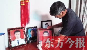 沉浸在悲痛之中的魯有海，擦拭著孩子的遺照