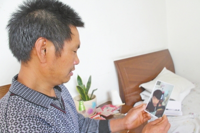 46歲的山村農(nóng)民祁振崗在失去兒子的同時，又陷入了“沒錢帶兒子回家”的揪心之痛中。