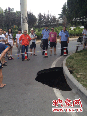 市民調(diào)侃這次塌陷難道是天太熱？