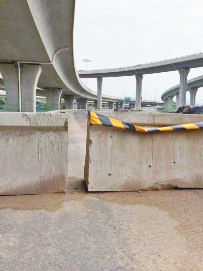  京廣快速路北延地面道路北三環(huán)入口處，一排石墩擋道，不讓入內(nèi)。
