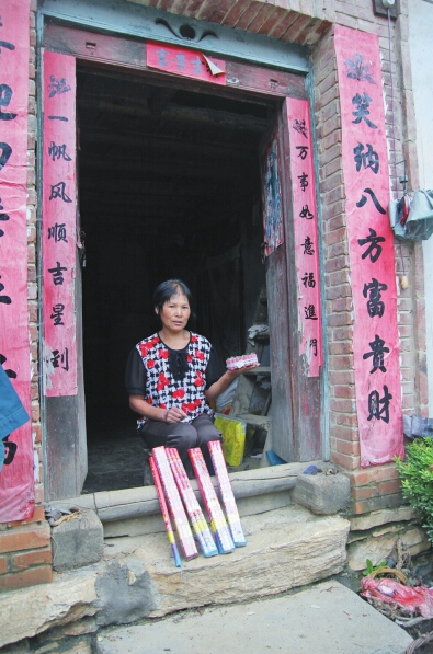 村民楊女士買來閃光雷、爆竹防衛(wèi)