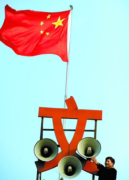 11月15日，新蔡縣磚店鎮(zhèn)黨員劉新峰在村口架起三個(gè)大喇叭，向群眾及時(shí)宣傳十八大精神。