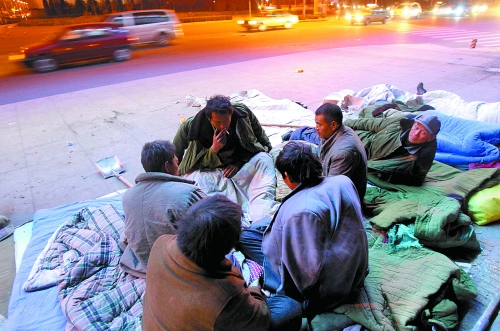 寒風(fēng)里，他們以打牌來打發(fā)枯燥的生活。