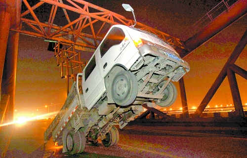 　車上升降機的工作臺被卡，車身前部高高翹起。