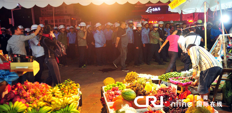 2012年12月26日晚，海南省三亞市，三亞市綜合行政執(zhí)法局河西大隊近百名城管上街執(zhí)法。