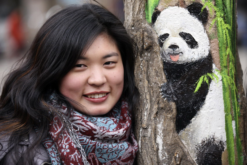 　3月1日，在河北省石家莊市九中街，王月與她的“樹洞畫”作品拍攝合影。