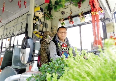 米奇、中國結(jié)、流氓兔、綠色植物、各種表情的小豬裝扮車廂