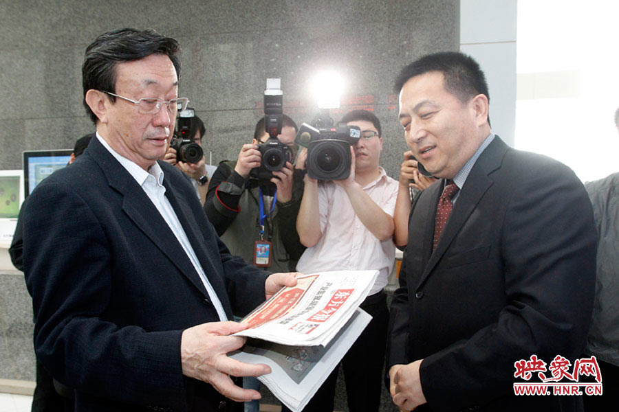 東方今報(bào)報(bào)社社長(zhǎng)趙國(guó)平向河南省委書記、省人大常委會(huì)主任郭庚茂匯報(bào)東方今報(bào)的內(nèi)容、發(fā)行等情況 東方今報(bào)