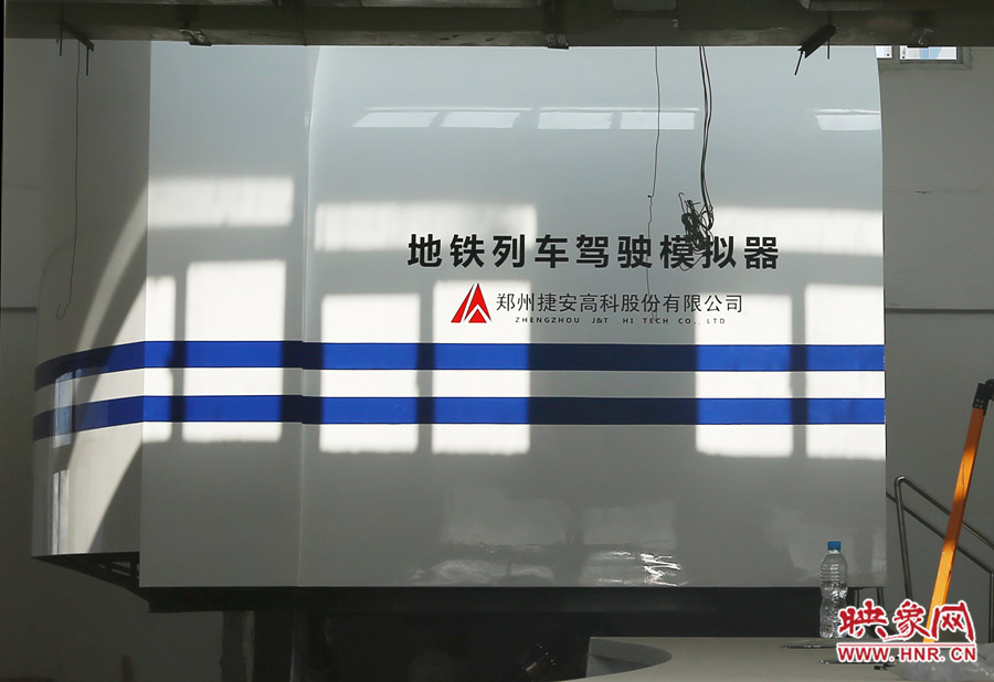 正在進(jìn)行調(diào)試的地鐵列車(chē)駕駛模擬器