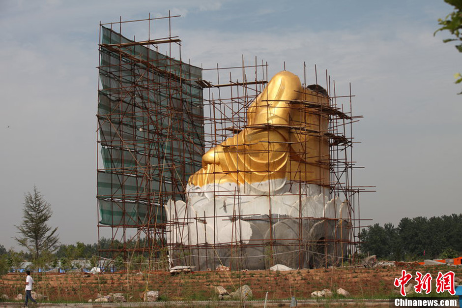 圖為被拆掉頭的雕塑。王友 攝