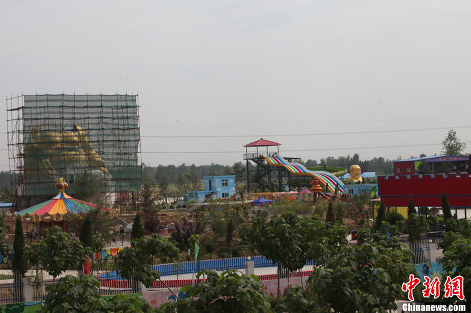 圖為被拆掉頭的雕塑。王友 攝