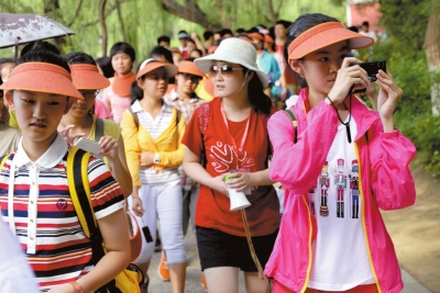 未名湖畔，游人紛紛拍照留念。