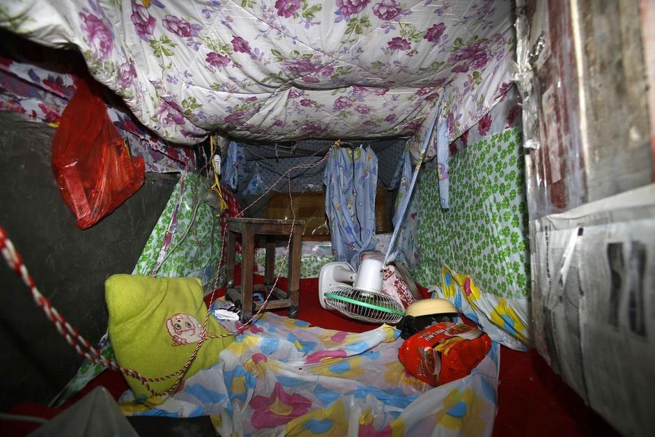 今年地窖挖成。6月12日22時(shí)左右，陳小龍?jiān)诩闻d市經(jīng)濟(jì)技術(shù)開(kāi)發(fā)區(qū)(國(guó)際商務(wù)區(qū))玉都豪匯KTV門口，以拉客為由，將18歲安徽女孩郭某，用三輪電動(dòng)車載到僻靜處，以水果刀、電棍威脅，將她雙手雙腳綁住，嘴巴封住。強(qiáng)行帶到出租屋地窖內(nèi)，用鎖鏈鎖住。期間，陳小龍多次強(qiáng)奸女孩。