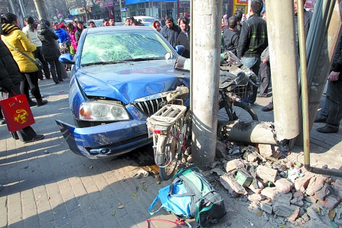 看看這兩起禍?zhǔn)?駕車時(shí)需當(dāng)心 看看這兩起禍?zhǔn)?駕車時(shí)需當(dāng)心