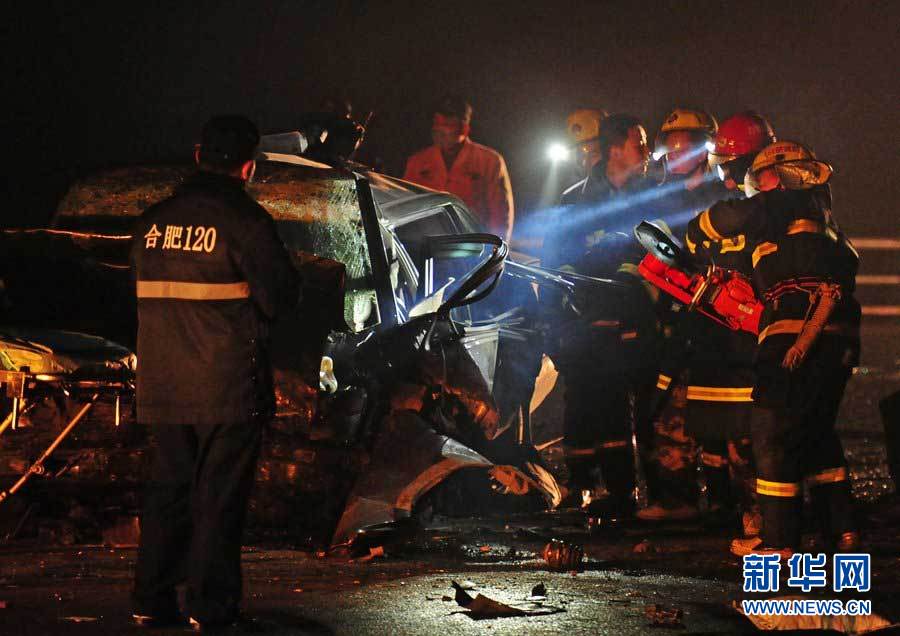 2013年1月9日，合肥，事故現(xiàn)場(chǎng)，兩輛受損車輛已經(jīng)全部變形