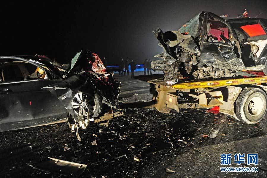 2013年1月9日，合肥，事故現(xiàn)場(chǎng)，兩輛受損車輛已經(jīng)全部變形