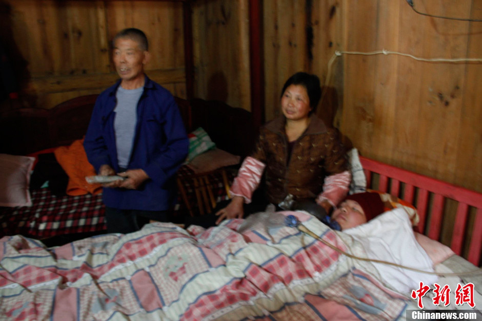 父母為癱瘓兒子自制呼吸機(jī) 手捏呼吸球5年不輟 父母為癱瘓兒子自制呼吸機(jī) 手捏呼吸球5年不輟