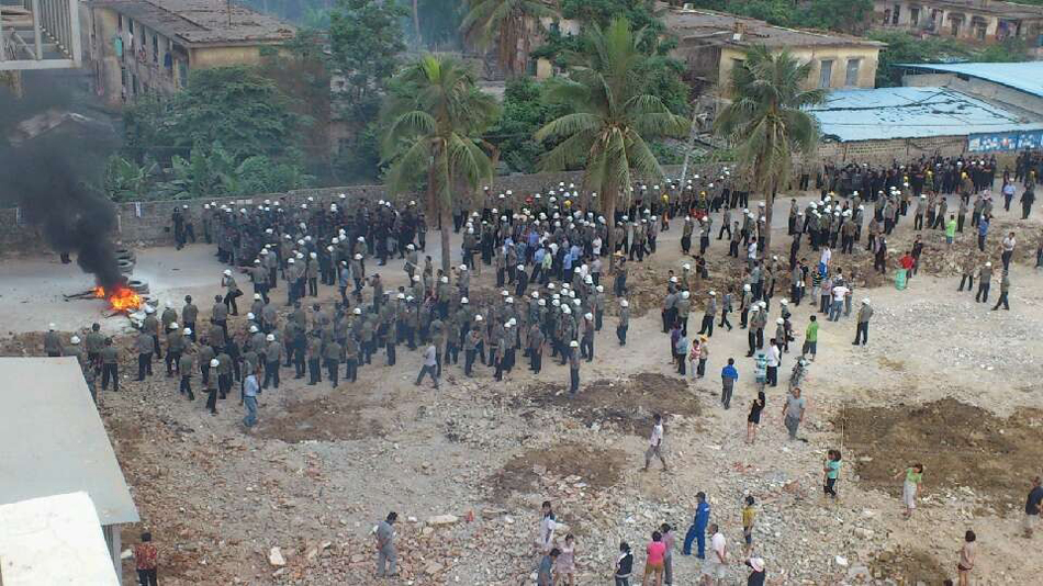 網(wǎng)曝海南三亞暴力強(qiáng)拆 村民下跪求情