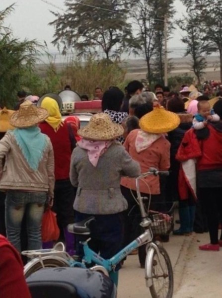 網(wǎng)傳泉州村民押特警 網(wǎng)傳泉州村民押特警