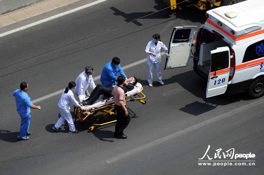 北京大客車追尾碾壓奧迪司機(jī)被困車中。