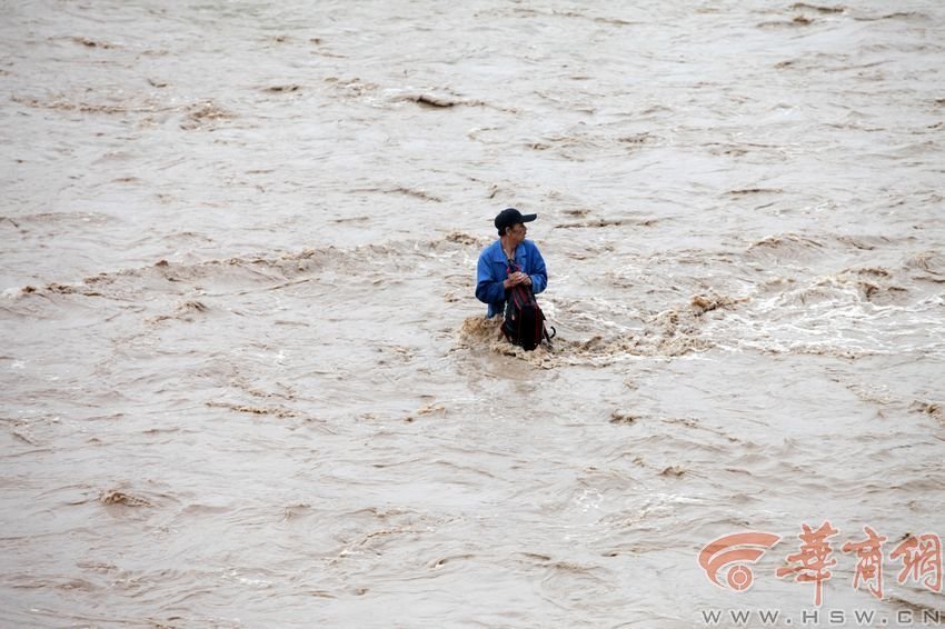 消防官兵試圖將救援的繩索扔到河中央，然而嘗試幾次都失敗。此時，河水已經(jīng)淹沒到四周，男子在一平方米的“