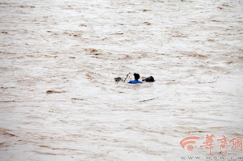 消防官兵試圖將救援的繩索扔到河中央，然而嘗試幾次都失敗。此時，河水已經(jīng)淹沒到四周，男子在一平方米的“
