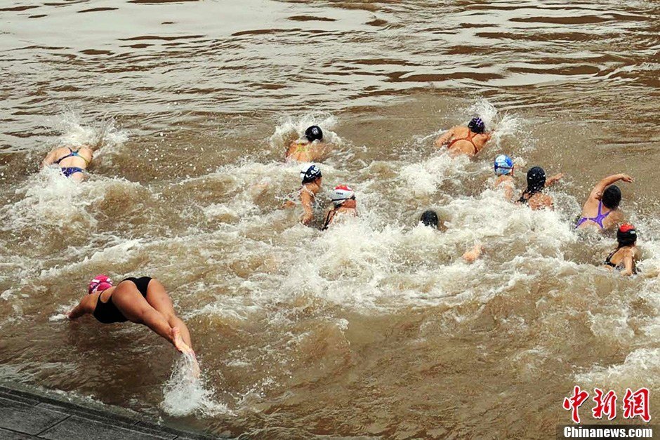 圖為參加搶渡賽的女選手們劈波斬浪。中新社發(fā) 張暢 攝