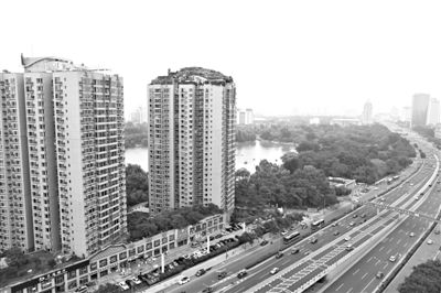 昨日，人濟(jì)山莊小區(qū)，與其他樓相比，B棟樓頂層天臺(tái)上違規(guī)建造了一棟兩層小樓，假山大樹(shù)俱全。新京報(bào)記者