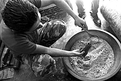 10日，敘反對(duì)派人員正在制作武器。