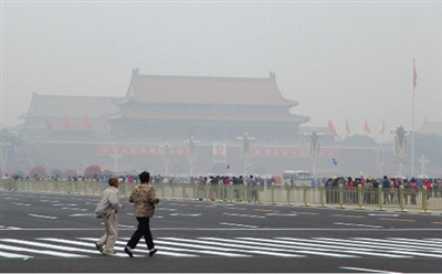 9月29日，游客行走在天安門廣場西側(cè)路上，當(dāng)日霧霾嚴(yán)重。