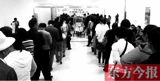 昨日上午，鄭州市社保辦事大廳，辦事的群眾排起長(zhǎng)隊(duì)