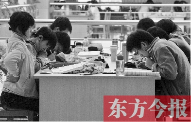 專家認(rèn)為，內(nèi)地高校對(duì)學(xué)生創(chuàng)造性、自主性的培養(yǎng)不及港校