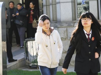 張曙光的情婦羅菲（白衣者）準(zhǔn)備進入法庭受審