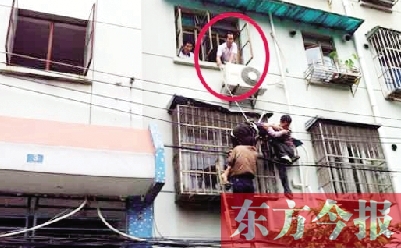 施救現(xiàn)場(chǎng)，劉鵬（圈內(nèi)）先用繩子捆住老太確保安全 勞動(dòng)報(bào)記者 郭娜 供圖