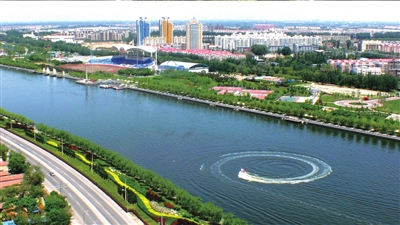 清澈的運河水及兩岸綠色。