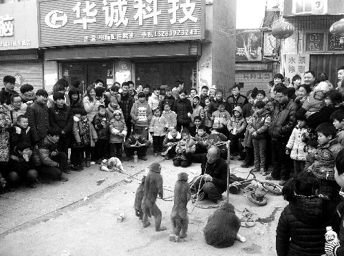 比春運(yùn)更擠的地方是?？h廟會(組圖)